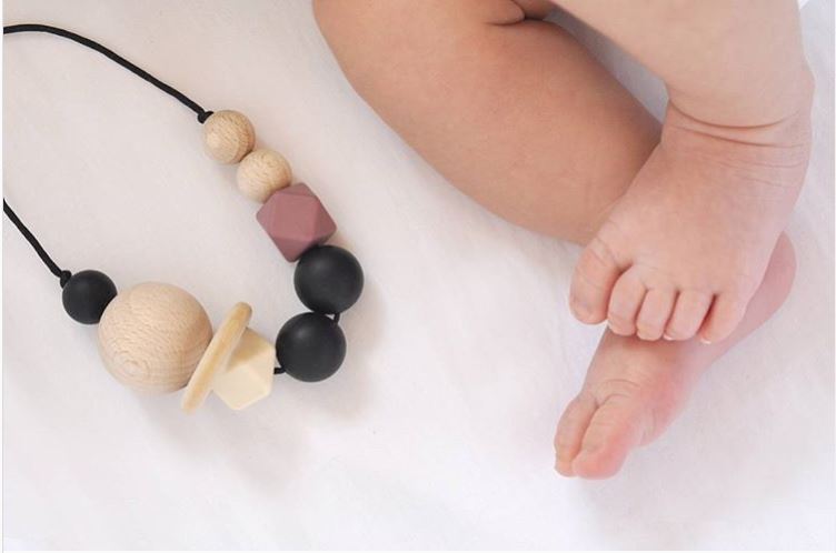 collier de portage allaitement dentition silicone alimentaire pour bébé maman baby on earth