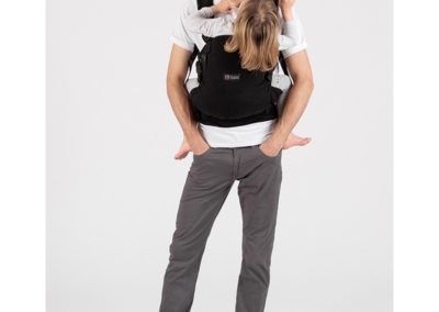 Porte-bébé The One Isara - Black à porter physiologique évolutif jusqu'à 3 ans