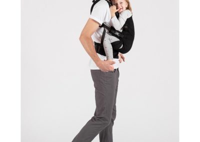Porte-bébé The One Isara - Black à porter physiologique évolutif de 0 à 3 ans