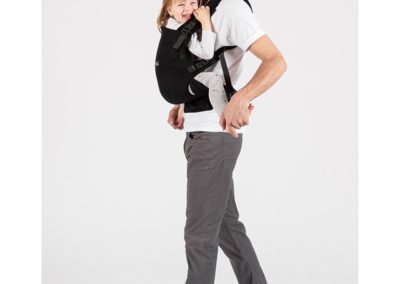 Porte-bébé The One Isara - Black à porter physiologique évolutif de 0 à 3 ans