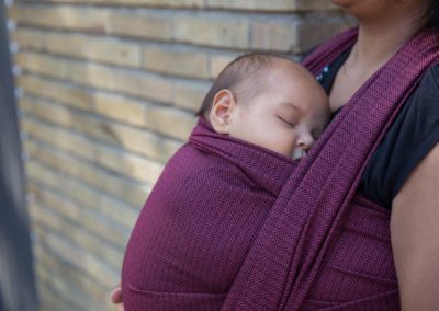 écharpe de portage tissée Leo bordeaux Storchenwiege dès la naissance parfaite nouveau-né idéale débutants porter bébé