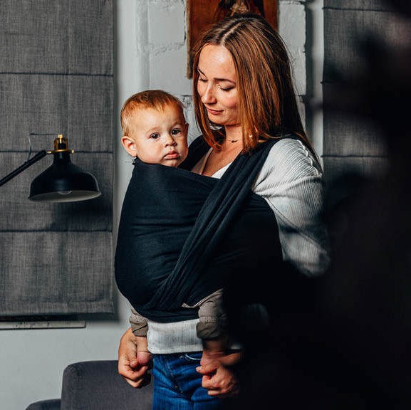 Lennylamb - Herringbone Black Ebony écharpe de portage tissée dès la naissance soutenante porter bébé confortable pratique papa maman noire