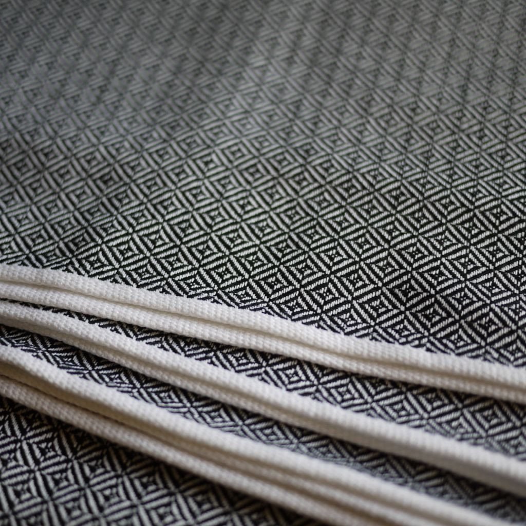 sling leo black white storchenwiege noir blanc ringsling écharpe de portage sans noeud anneaux facile rapide porter bébé dès la naissance pratique