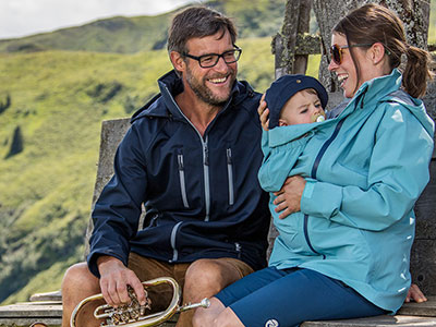 veste manteau de portage homme papa mamalila softshell bleu ventral dorsal polyvalent porte-bébé écharpe en hiver automne imperméable capuche