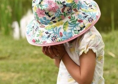 Chapeau de soleil anti-UV spf upf 50+ bébé enfant baby banz réversible évolutif réglable fleurs rose blanc imprimé mignon fille garçon