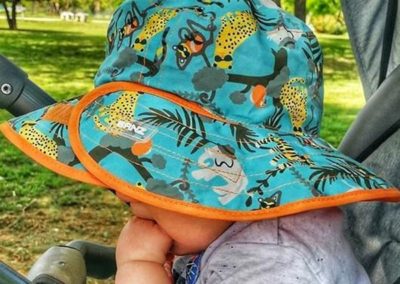 Chapeau de soleil anti-UV spf upf 50+ bébé enfant baby banz réversible évolutif réglable bleu orange jungle léopard animaux imprimé mignon fille garçon