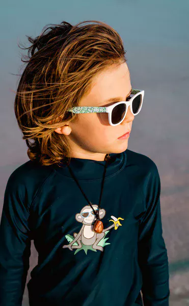 Lunettes de soleil enfant bébé polarisées catégorie 3 polarisantes protection UV 2 ans 3 ans 5 ans Banz blanc vert fille garçon blanc confetti wayfarer