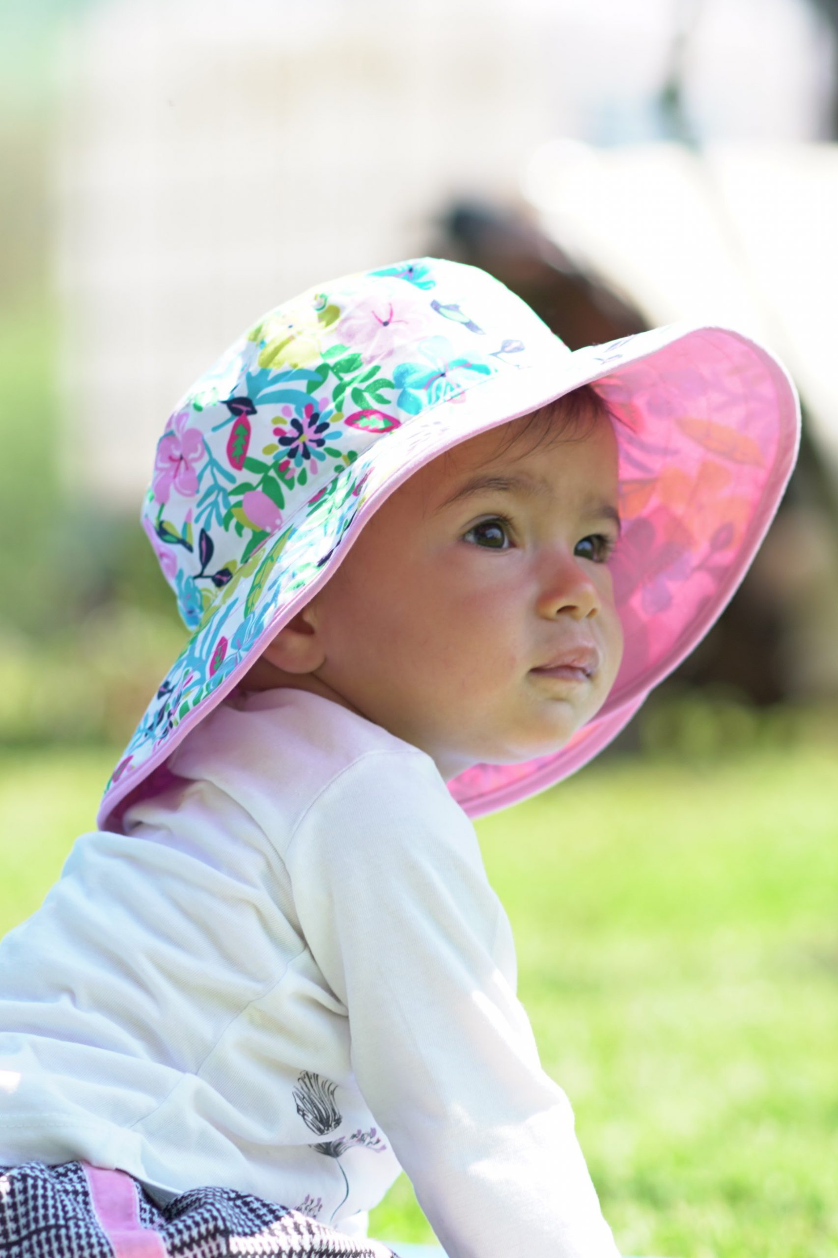 Chapeau de soleil anti-UV spf upf 50+ bébé enfant baby banz réversible évolutif réglable fleurs rose blanc imprimé mignon fille garçon